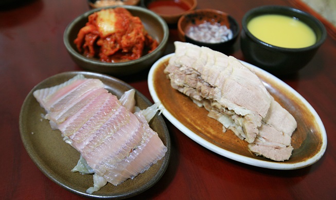 ‘Hongeo samhap’ (홍어삼합) refers to the combination of fermented hongeo skate, kimchi and steamed pork. (Mokpo City Government)